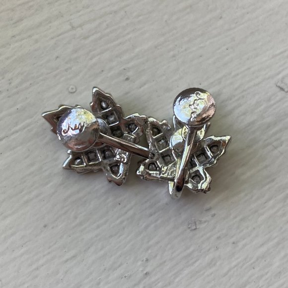 Vintage Keyes Aurora Borealis Rhinestone Maple Leaf Screw Back Earrings - Picture 4 of 7